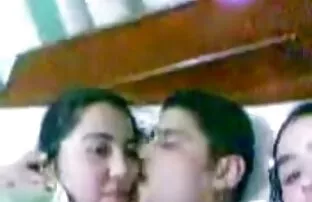 XXX Redhead membuat vibrator video jepang seksi basah kuyup.