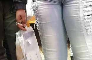 XXX Babe menunjukkan off barang-barangnya sambil kissing hot jepang berjalan di luar rumah.